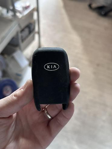 Чехол-накладка для автомобильного ключа Kia. Черный чехол с логотипом