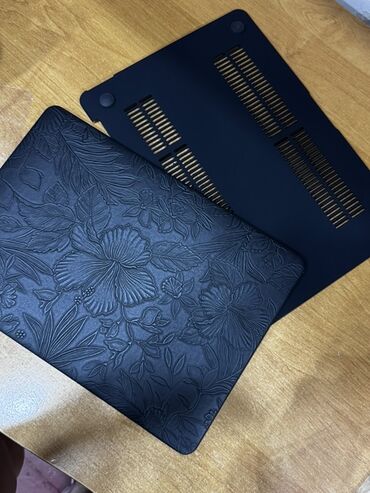 срочно продаю деньги нужны: Черный чехол для MacBook с текстурированным цветочным узором. Состоит