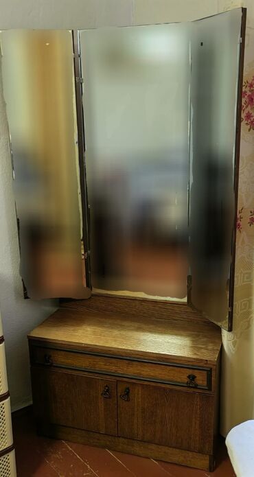 двухярусные кровати в бишкеке: Туалетный столик, Б/у, С зеркалом, цвет - Коричневый, Дерево