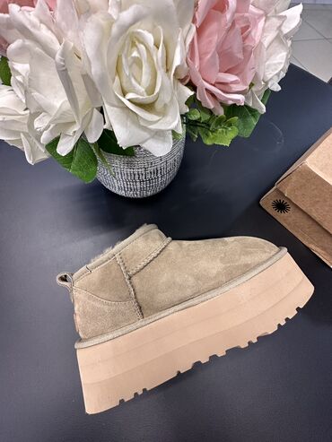 Угги: Продаются UGG новые в упаковке, натуралки 💯 размер 39, на высокой