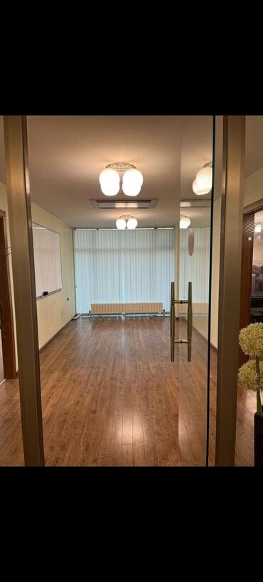 Ofislər: Ofis sahəsi – şüşə arakəsməli, geniş vestibül və iş otaqları - İşə — 2