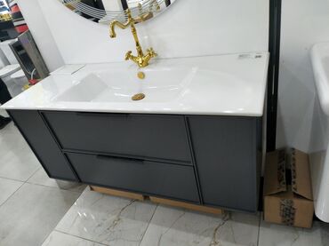 Mətbəx çanaqları: Qara rəngdə, iki çekmeceli dolablı, ağ rəngdə umivalnik. Qızılı rəngdə