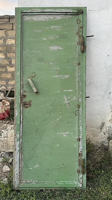 Giriş qapıları: Yaşıl rəngdə metal qapı Olculeri eni 80 hundurluyu 2 metr - — 2