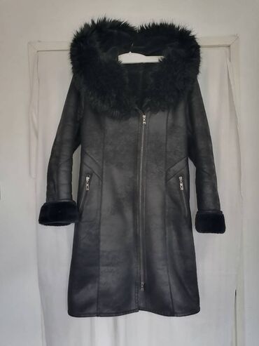 Krzneni kaputi: Monton intenzivno crne boje sa kapuljacom i punijim toplim krznom na lalafo.rs — 2 Krzneni kaputi: Monton intenzivno crne boje sa kapuljacom i punijim toplim krznom — 2