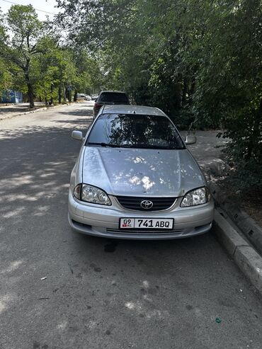tayota runx: Автомобиль Toyota Avensis серебристого цвета. Эта модель отличается