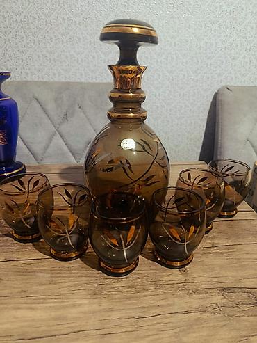 Qəhvəyi tonlarda şüşə likyor seti - Dəst tərkibi: 1 qapaqlı karaf + 6