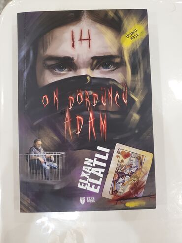 Bədii ədəbiyyat: Elxan Elatlının yazdığı "On Dördüncü Adam" romanı. Kitabın üz