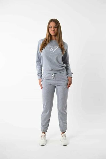 Gornji i donji deo: Zenske trenerke
S M L XL XXL
vezen znak Cena 2800 din — 9