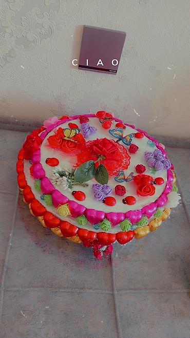 rəngli şar şəkilləri: Böyük ölçülü, dairəvi bəzəkli tort. Üzəri ağ krem ilə örtülüb — 1