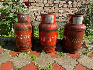 инстурменты ссср: Три газовых баллона, окрашенных в красный цвет, с надписью "ПРОПАН" на