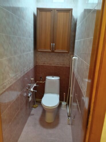 Köhnə tikili: 1 - məhəllə 4/2 - mərtəbəsində 3 otaqlı yol qrağı kombisi var polı — 14