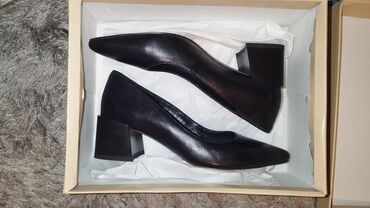 каблуки черные: Туфли 37, цвет - Черный