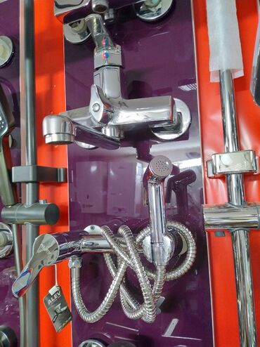 Haima: Krom örtüklü hamam kranı, duş başlığı və spiral şlanqı ilə təchiz
