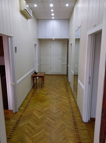 Uzunmüddətli kirayə mənzillər: Səbail Rayonu Sahil Metrosu Tarqovu Mərkəz 3 otaq. Mərtəbə - 3/3 Otaq — 9