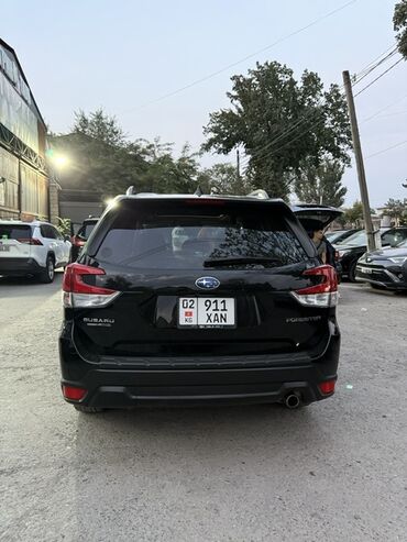 автомобиль субару форестер: Черный полноприводный кроссовер Subaru Forester с автоматической