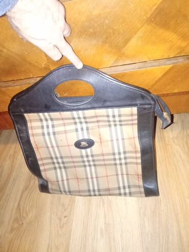 Torbe: Dve originalne Burberry torbe . Iz osamdesetih godina . Bile su u — 8