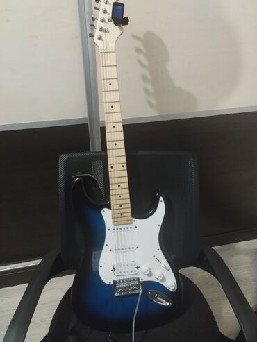 струнные инструменты 94: Электрогитара типа Stratocaster, синий градиент (blue burst) с белым