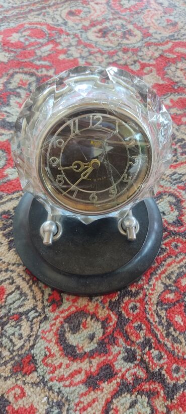 saat şamdan: Salam mayak saatidir SSRİ dövründən qalıb şüşəsi sinibdir