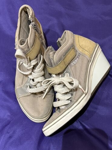 домашние женские тапочки из овчины: Esprit brendinin qadın idman üslubunda gizli platformalı ayaqqabıları