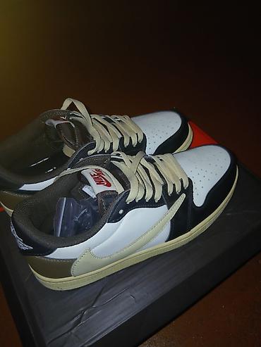 подставка для обувь: Кроссовки низкие в стиле Nike Air Jordan 1 Low с перевёрнутым свушем — 2