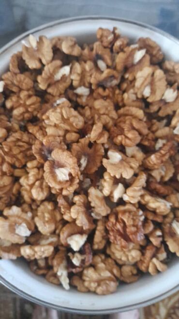 Сухофрукты, орехи, снеки: Продаю колотые орехи. своя орешина. целыми ядрышками