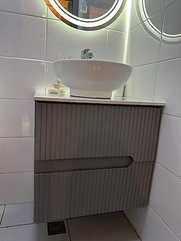 hamam dizaynlari: Hamam üçün asma lavabo dolabı və üst qab-lavabo dəsti - Dizayn — 1