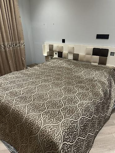 2 li kravat: Yataq pokrvali baha alinib yenidir 

- — 1
