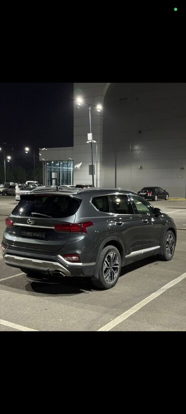авто из оаэ: Полноразмерный внедорожник Hyundai Santa Fe в темно-сером цвете