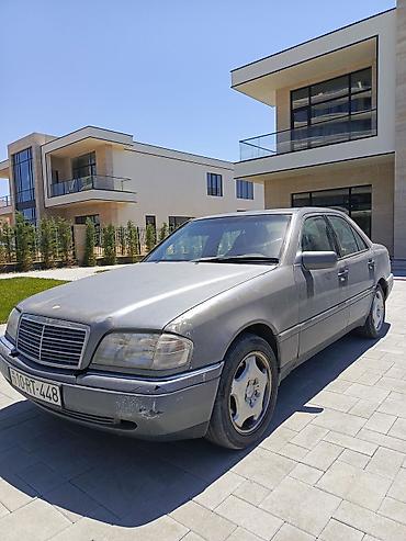 e39 guzgu: Mercedes-Benz C-Sinif sedan (W202). Rəng: boz. Kuzov 4 qapılı, klassik — 2