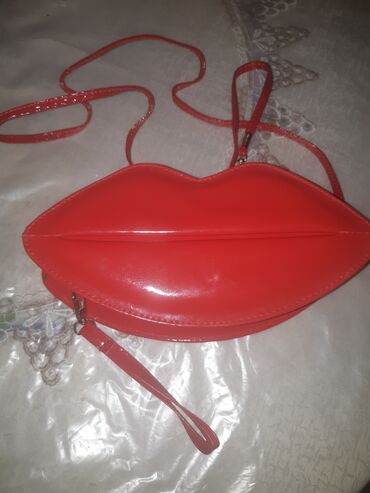спартивний сумка: Продаю Смотрите все фото Ярко красную Гламурну сумочку новую и белую