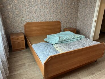 спальный гарнитур в стиле хай тек: Спальный гарнитур, Двуспальная кровать, Шкаф, Комод, Б/у