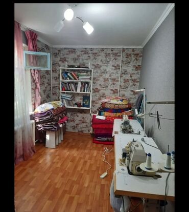 продам срочно 4 х комнатную квартиру: 2 комнаты, 43 м², 104 серия, 1 этаж