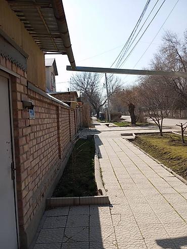запад: Продаётся жилой дом с кирпичным ограждением и выездом на улицу через — 5