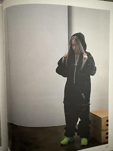 Книги и журналы: Фотокнига Billie Eilish с её автографом! Включает редкие фотографии — 6
