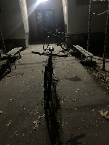 городской шоссейный велосипед: Велосипед классической конструкции, оснащенный передней фарой для