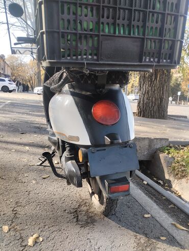 краб мотор: Скутер городского типа с грузовой корзиной и дождевым козырьком