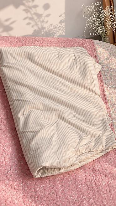 8 mart hediye: Bej-ağ zolaqlı yorğan/pled - Material: yumşaq, nəfəsalan parça — 1