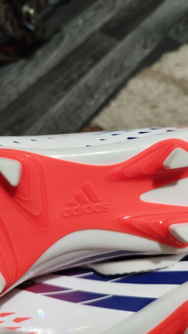 зальник для футбола: Белые футбольные бутсы Adidas с красными полосками. Яркая лаймовая