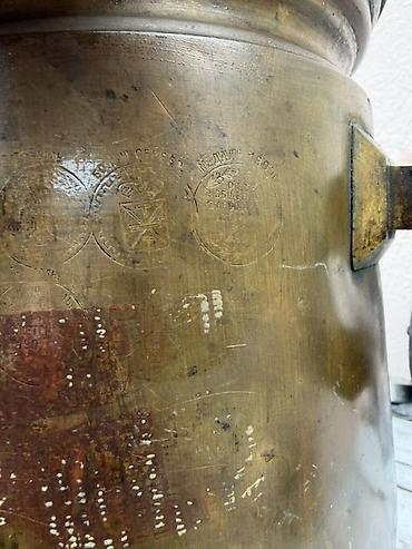 qədim pullar: Antik pirinç samovar gövdəsi – oyma rusca yazılar və medalyon-relief — 5
