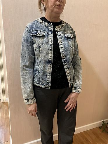 cins kurtkalar qadin: Qadınlar üçün cins gödəkçə - Model: yaxası bəzəkli, düyməli qısa cins — 1