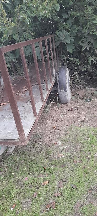 Traktorlar: Mavi rəngli MTZ tipli təkərli traktor Xüsusiyyətlər: - Dizel — 18
