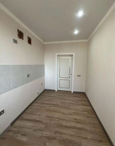 срочно продаётся 1 комнатная квартира в районе ошского рынка по улице кенсуйская: 2 бөлмө, 61 кв. м, Элитка, 6 кабат, Евроремонт