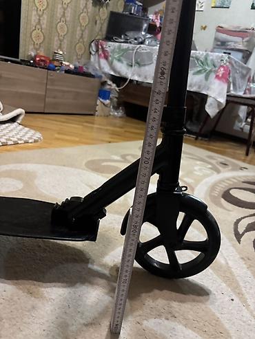 Samokatlar: Şəhər tipli mexaniki skuter - Rəng: qara (qızılı tənzimlənən sükan — 8
