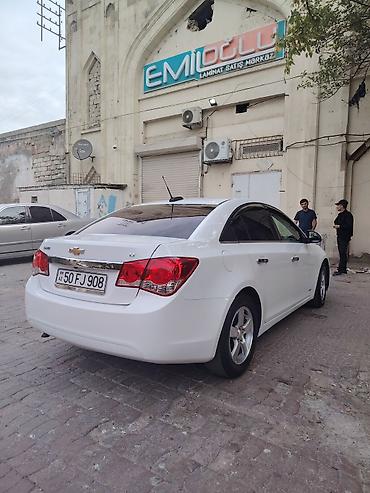 seat leon fr: Chevrolet Cruze sedan – ağ rəng Xüsusiyyətlər: - Korpusu: 4 qapılı — 5