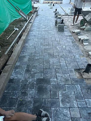 Тротуарная плитка: Тротуарная плитка из камня, выполненная в различных оттенках серого и — 6