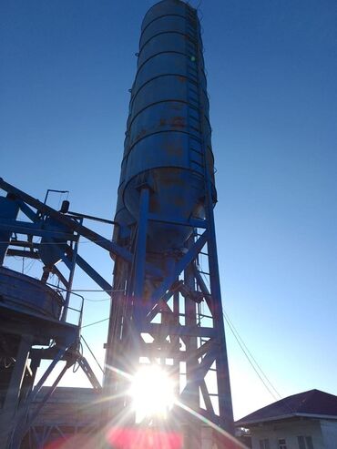 Beton qarışdıranlar: Hazır işlək vəziyyətdə beton zavod satılır. Saatda 250 kub beton — 5