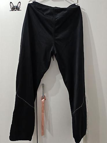 Donji deo: Crne sportske pantalone sa brojem 10 i natpisom “only yours” na — 2