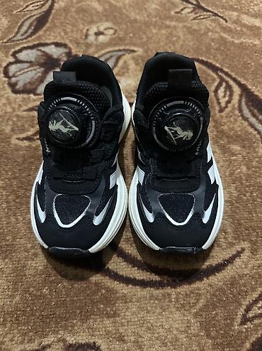 Детская обувь: Продаю кроссовки на мальчика в идеальном состоянии Черные 27р 600 сом — 1