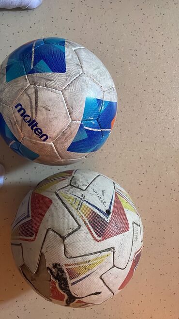 где можно поиграть в настольный теннис: Два футбольных мяча. - Верхний: Molten Vantaggio 1000, классический