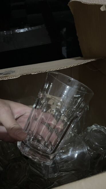 Посуда: Предлагается набор различной посуды, включающий круглые и квадратные — 5